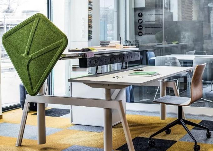 Is it Profitable to Combine Working and Moving?