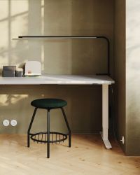17_taboret z miękkim siedziskiem PUNG_hoker niski PUNG_biurko z regulacją wysokości S4 Home_Balma.png 17_taboret z miękkim siedziskiem PUNG_hoker niski PUNG_biurko z regulacją wysokości S4 Home_Balma.png